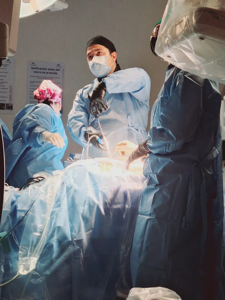 Dr. Gerson Reyes durante una cirugía de columna en Hospital Ángeles Lindavista